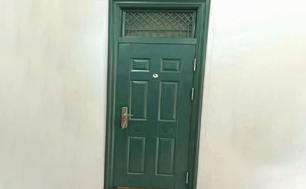 青松路街道学校教室门