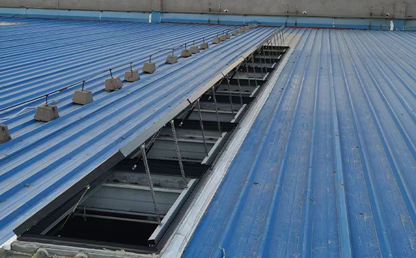 某城市大型商业综合体中庭青松路街道排烟窗工程